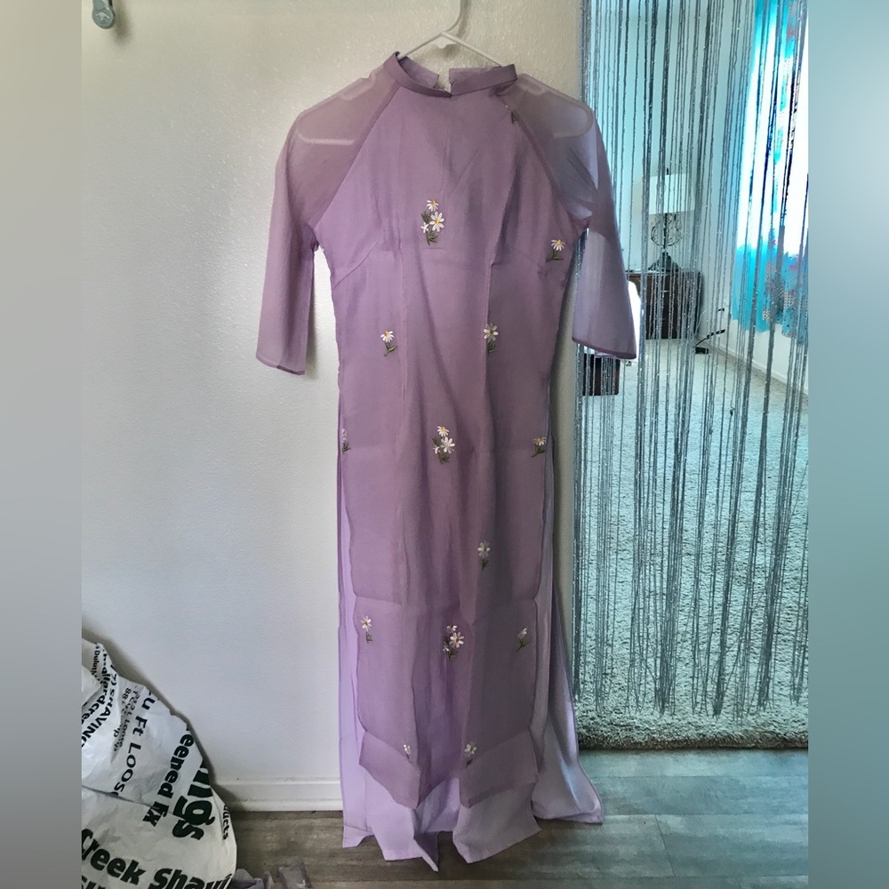 Vietnamese Áo Dài - Picture 3 of 4